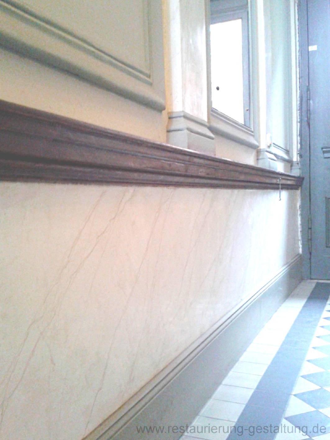 Der Restaurator für historische Marmormalerei hat im Paneelbereich der Gründerzeit Einfahrt (Berlin Schöneberg) eine Marmorierung incl. unterliegender Kalkspachteltechnik angebracht.